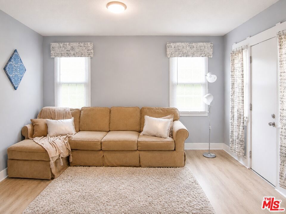 Residential Lease for rent at 228 W 70th Street, Los Angeles, Los Angeles County CA featuring 1 bed and 1 bath