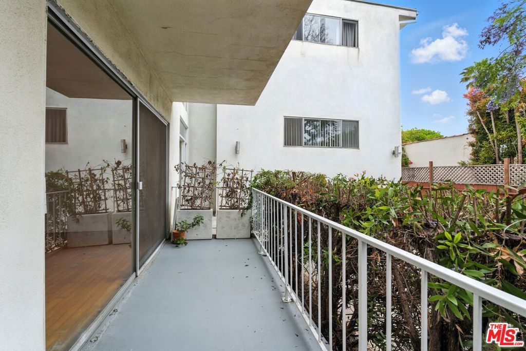 Residential Lease for rent at 1230 Princeton St 3, Santa Monica, Los Angeles County CA featuring 3 beds and 2 baths