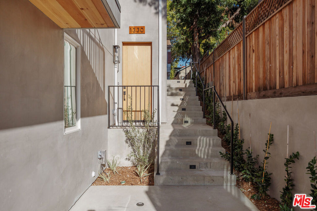Residential Lease for rent at 1330 Mohawk Street, Los Angeles, Los Angeles County CA featuring 4 beds and 5 baths