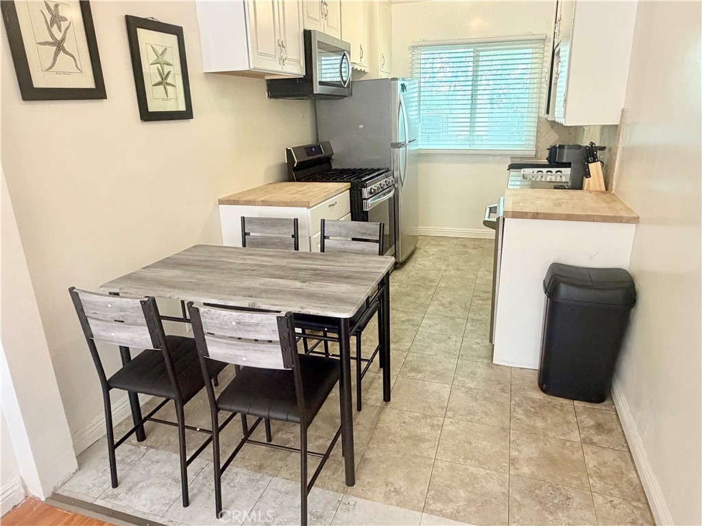 Residential Lease for rent at 1945 17th Street, Santa Monica, Los Angeles County CA featuring 2 beds and 1 bath