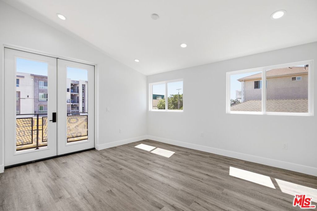 Residential Lease for rent at 11611 Burbank Boulevard, Los Angeles, Los Angeles County CA featuring 3 beds and 3 baths
