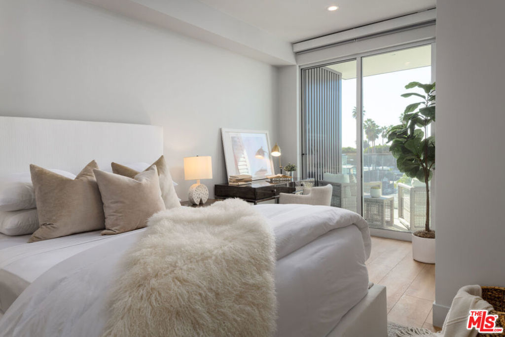 Residential Lease for rent at 12431 Rochester Avenue 303, Los Angeles, Los Angeles County CA featuring 1 bed and 2 baths