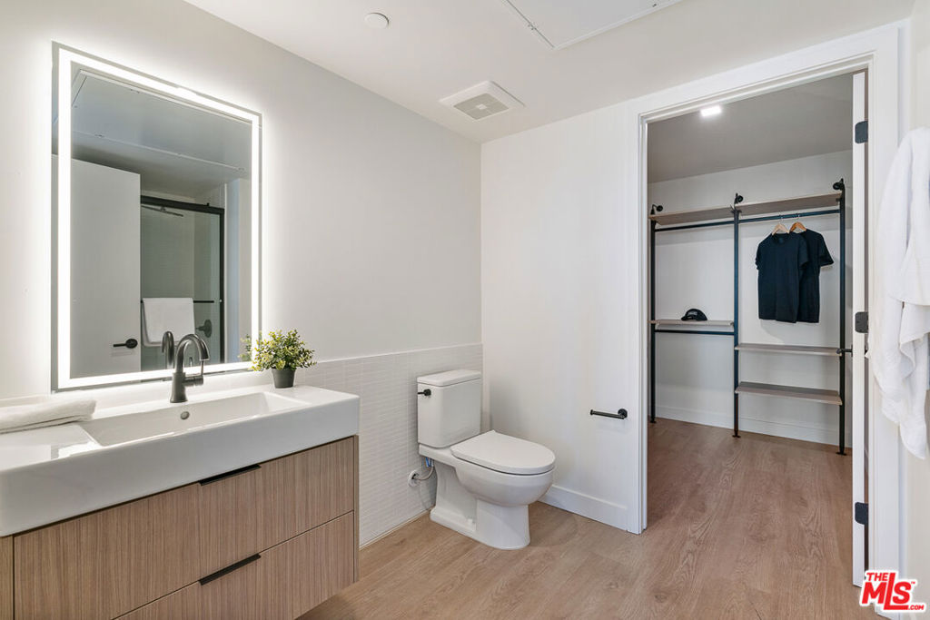Residential Lease for rent at 10700 Tabor Street PH18, Los Angeles, Los Angeles County CA featuring 1 bed and 1 bath