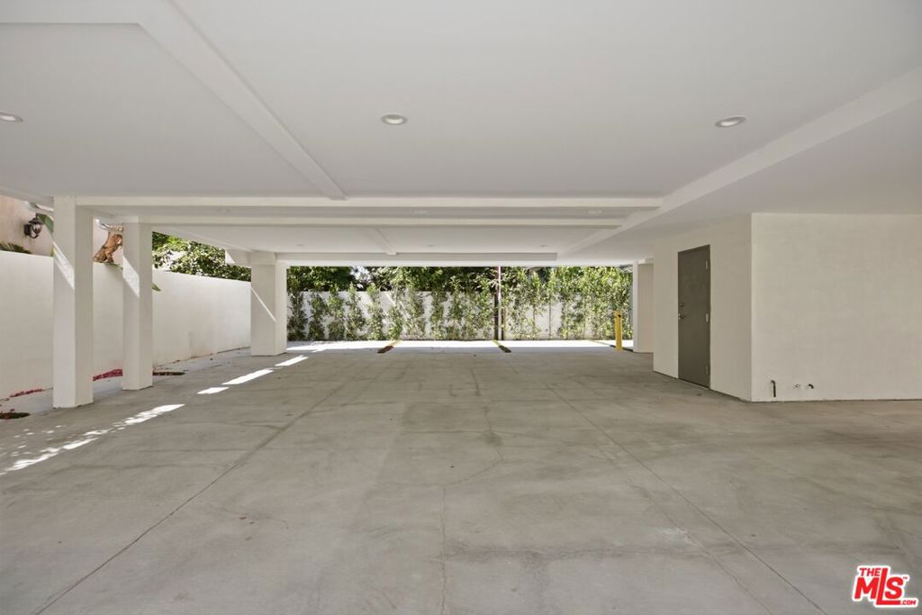 Residential Lease for rent at 11615 Burbank Boulevard 3/4, Los Angeles, Los Angeles County CA featuring 2 beds and 2 baths