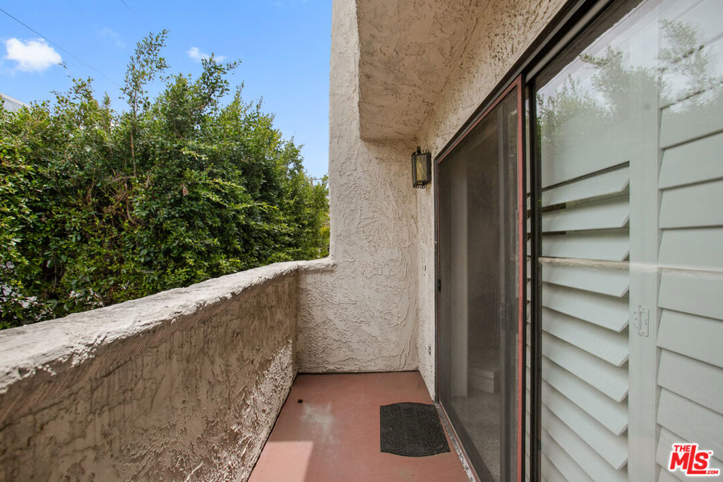 Residential Lease for rent at 1110 S Shenandoah Street 8, Los Angeles, Los Angeles County CA featuring 2 beds and 2 baths