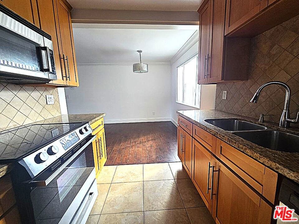 Residential Lease for rent at 1224 S Barrington Avenue 201, Los Angeles, Los Angeles County CA featuring 2 beds and 2 baths