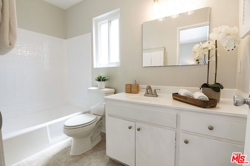 Residential Lease for rent at 1730 Camden Avenue 108, Los Angeles, Los Angeles County CA featuring 2 beds and 2 baths