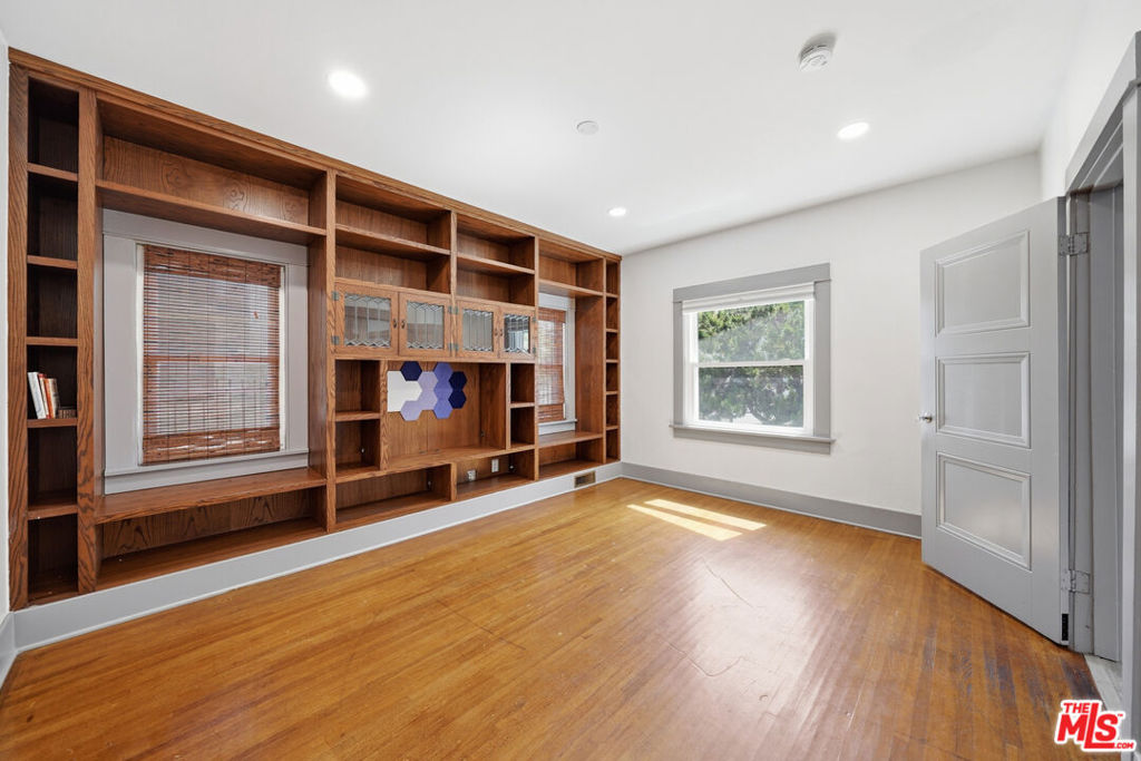 Residential Lease for rent at 613 N Lucerne Boulevard, Los Angeles, Los Angeles County CA featuring 4 beds and 4 baths