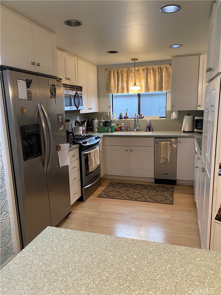 Residential Lease for rent at 1204 Elm Ave, Manhattan Beach, Los Angeles County CA featuring 3 beds and 3 baths