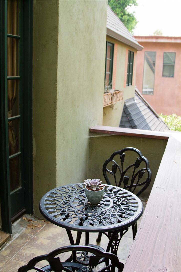 Residential Lease for rent at 2318 Holly Drive, Los Angeles, Los Angeles County CA featuring 2 beds and 2 baths