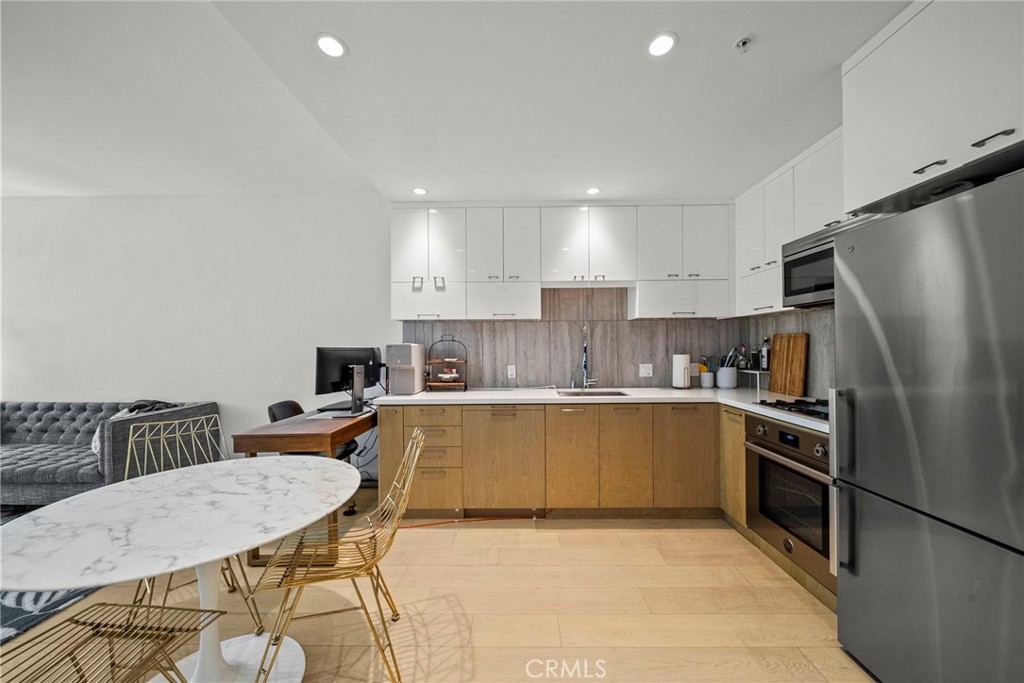 Condominium for sale at 400 S Broadway 828, Los Angeles, CA featuring 2 beds and 2 baths