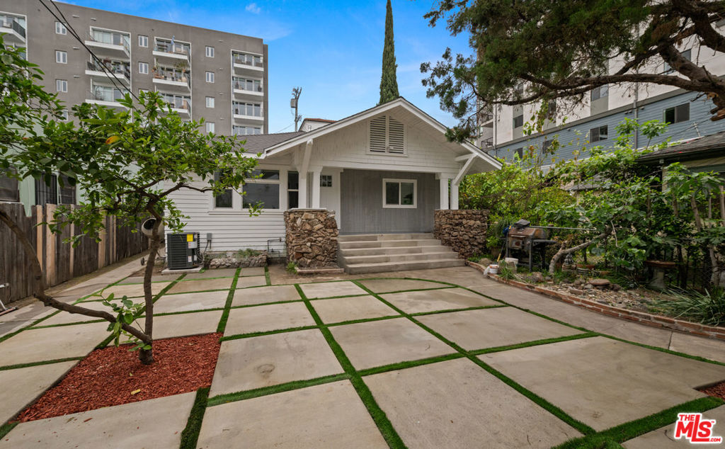 Residential Lease for rent at 5729 Carlton Way 3/4, Los Angeles, Los Angeles County CA featuring 3 beds and 3 baths