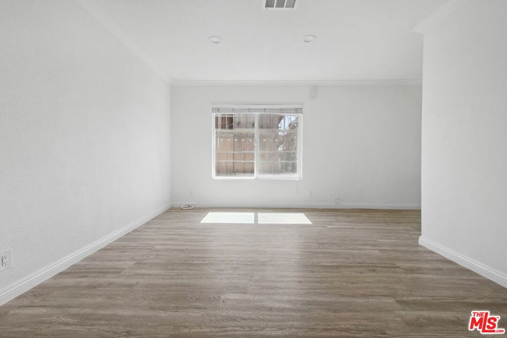 Residential Lease for rent at 6612 De Longpre Avenue 5, Los Angeles, Los Angeles County, CA featuring 2 beds and 1 bath
