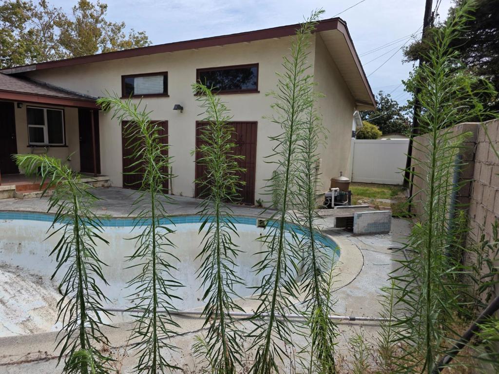 Single Family Residence for sale at 3121 N Los Coyotes Diagonal, Long Beach, CA featuring 2 beds and 2 baths