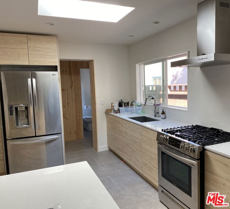 Residential Lease for rent at 424 Pacific Street, Santa Monica, Los Angeles County, CA featuring 2 beds and 2 baths