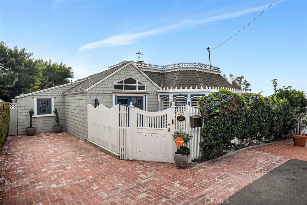Residential Lease for rent at 501 Lombardy Lane, Laguna Beach, Orange County, CA featuring 2 beds and 2 baths