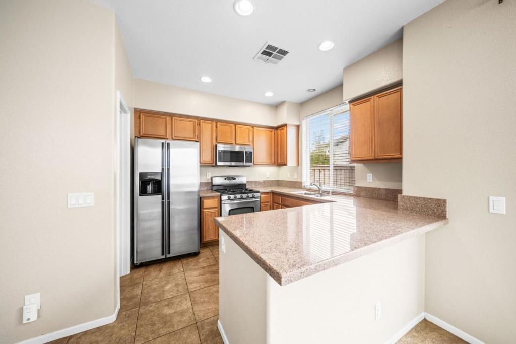 Condominium for sale at 25265 Windy Cove Street 1, Murrieta, CA featuring 2 beds and 3 baths