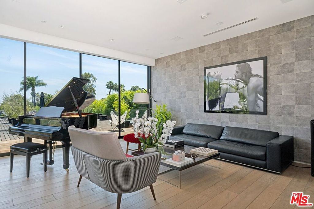 Residential Lease for rent at 9570 Sunset Boulevard, Beverly Hills, Los Angeles County, CA featuring 7 beds and 9 baths