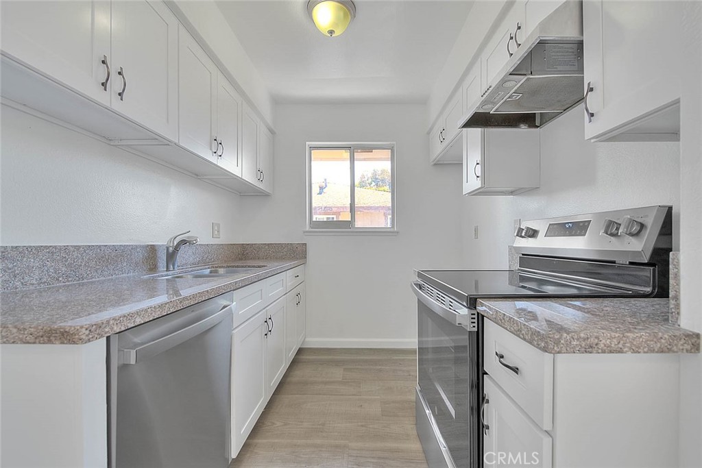 Residential Lease for rent at 1104 S Mantle Lane 28D, Santa Ana, Orange County, CA featuring 2 beds and 1 bath