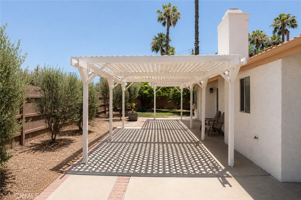 Single Family Residence for sale at 42375 Carino, Temecula, CA featuring 3 beds and 2 baths