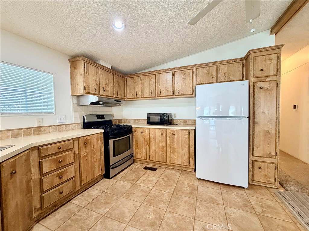 Manufactured In Park for sale at 24600 Mountain Avenue 92, Hemet, CA featuring 2 beds and 2 baths