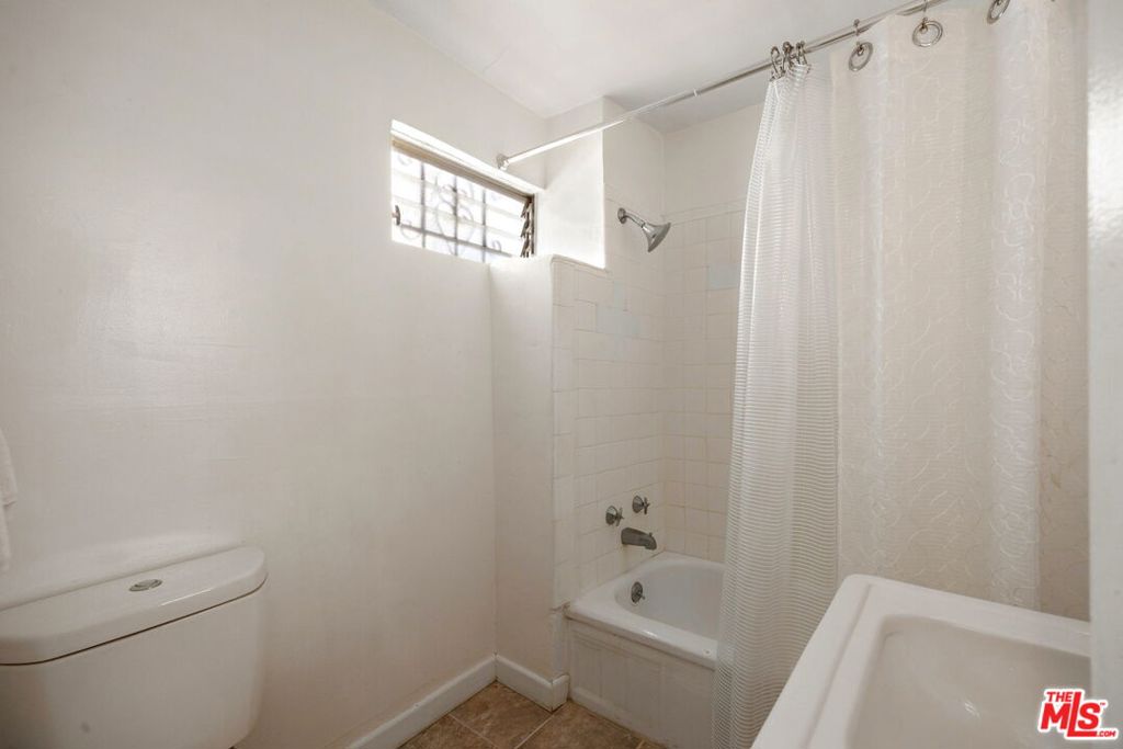 Residential Lease for rent at 435 Raymond Avenue, Santa Monica, Los Angeles County, CA featuring 1 bed and 1 bath