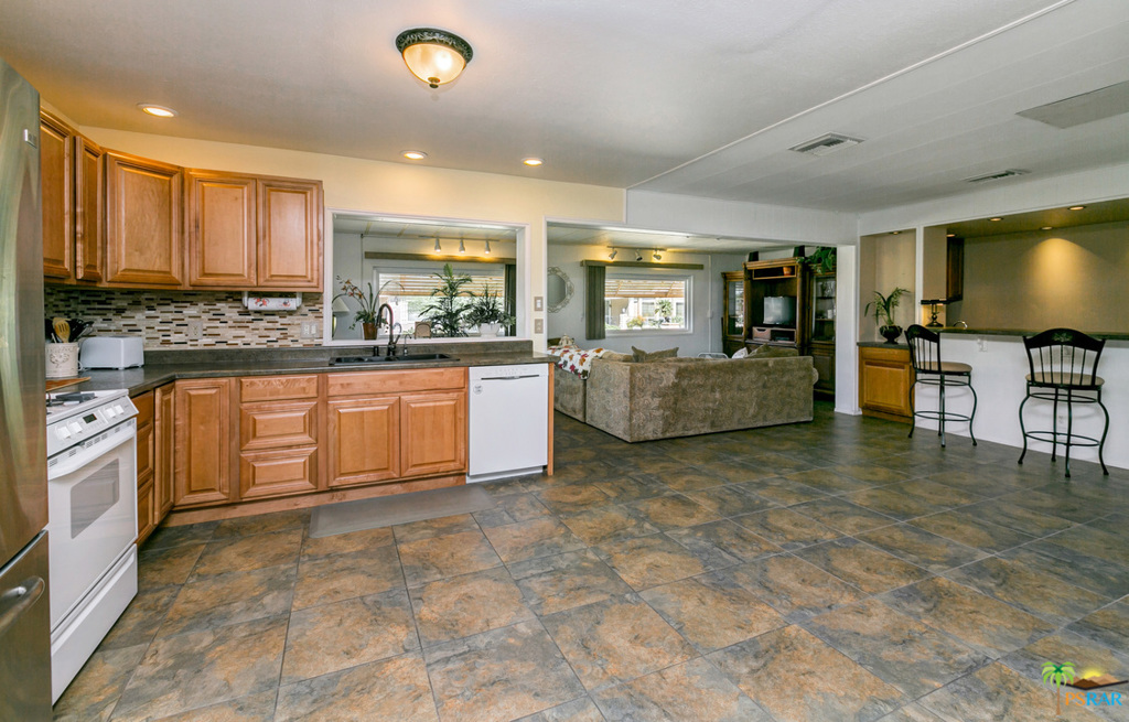 Residential Lease for rent at , Palm Desert CA featuring 2 beds and 2 baths