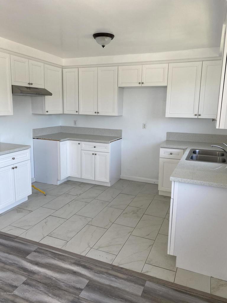 Residential Lease for rent at 4035 W 132nd Street, Hawthorne CA featuring 2 beds and 1 bath