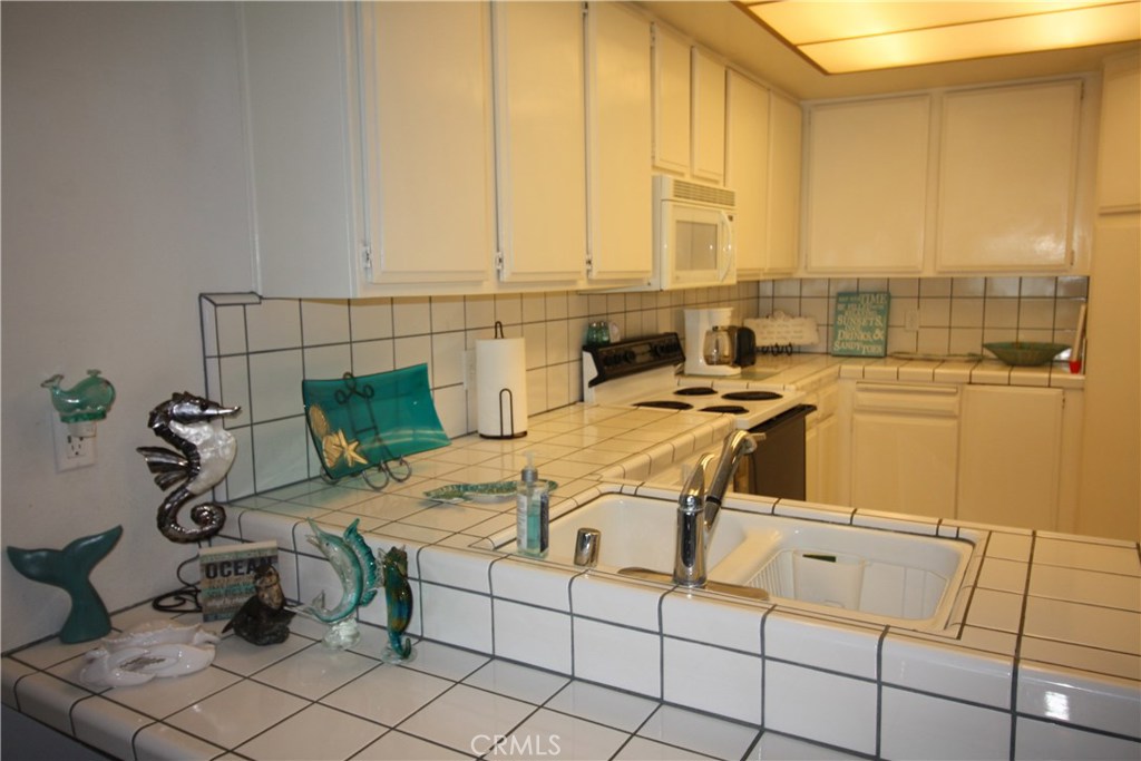 Residential Lease for rent at 423 Avenida Granada 32, San Clemente CA featuring 2 beds and 3 baths