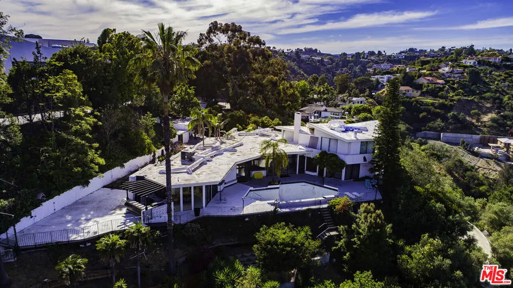 Single Family Residence for sale at 960 Stradella Road, Los Angeles, CA featuring 5 beds and 6 baths