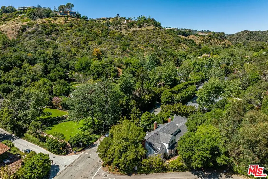 Residential Lease for rent at 1000 STONE CANYON Road, Los Angeles, Los Angeles County, CA featuring 3 beds and 4 baths