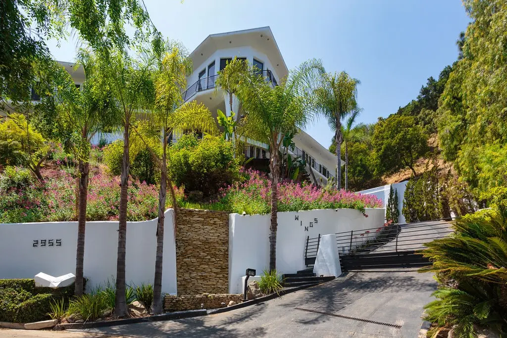 Residential Lease for rent at 2955 Passmore Drive, Los Angeles, Los Angeles County, CA featuring 5 beds and 6 baths