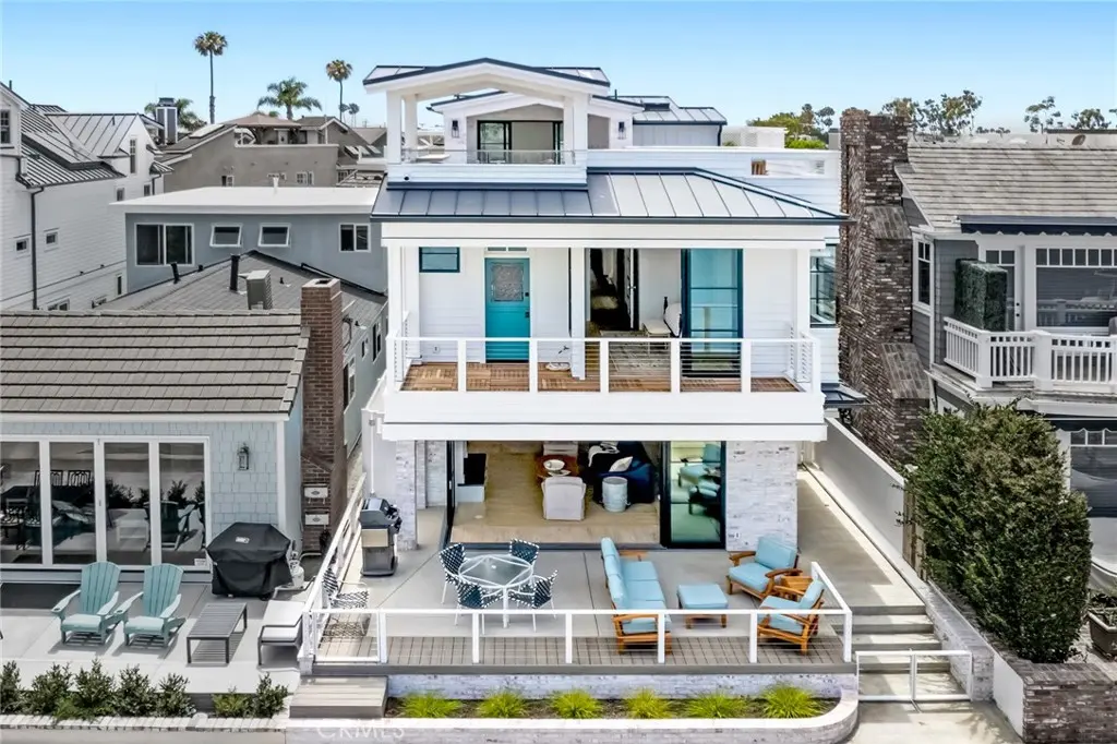 Single Family Residence for rent at 225 E Bay Front, Newport Beach, CA featuring 4 beds and 5 baths