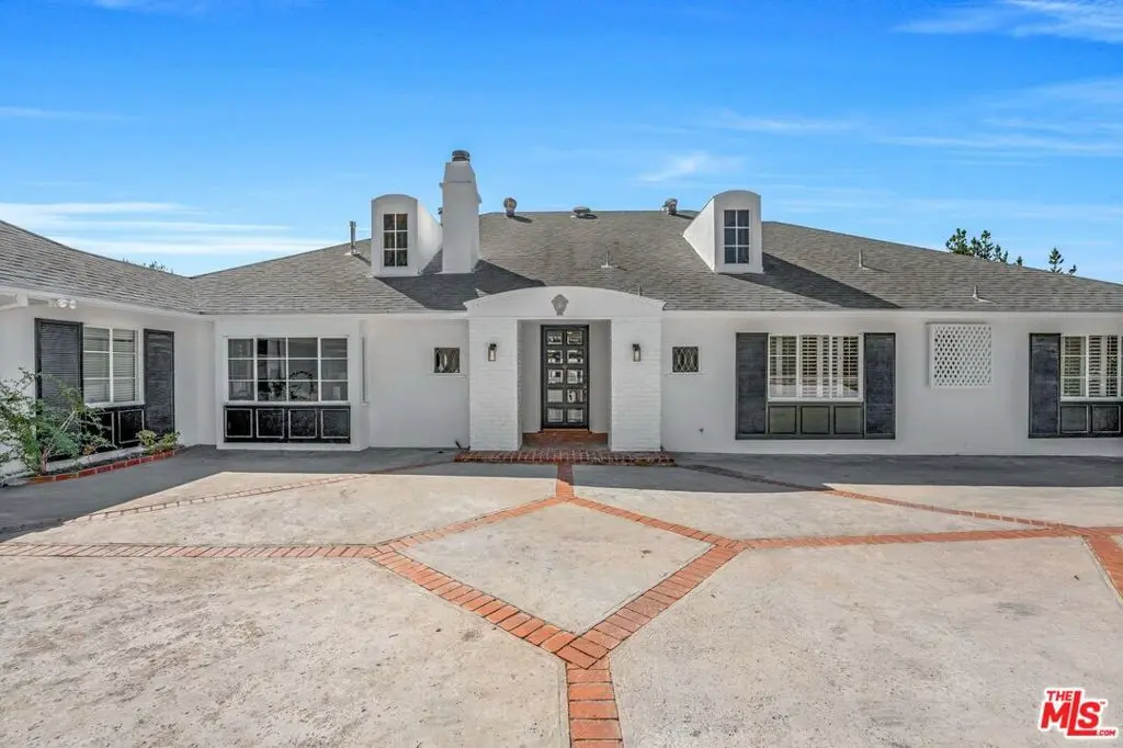 Residential Lease for rent at 949 N Norman Place, Los Angeles, Los Angeles County, CA featuring 4 beds and 5 baths