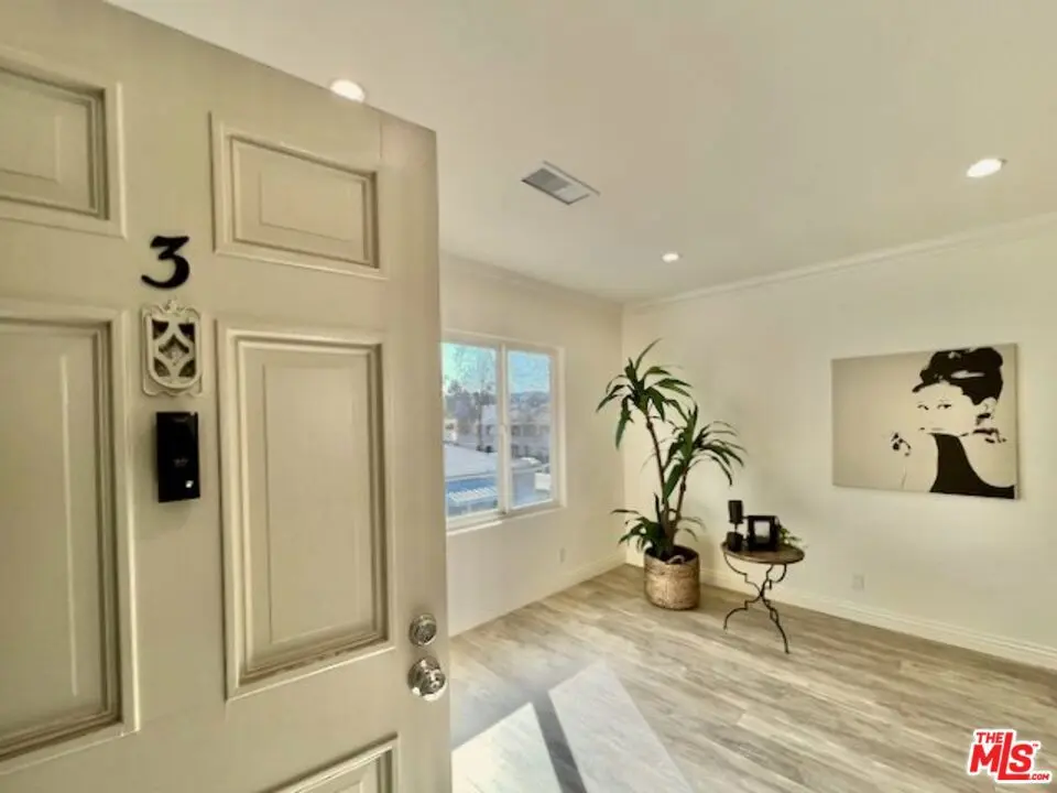 Residential Lease for rent at 124 N Pass Avenue 3, Burbank, Los Angeles County, CA featuring 2 beds and 1 bath