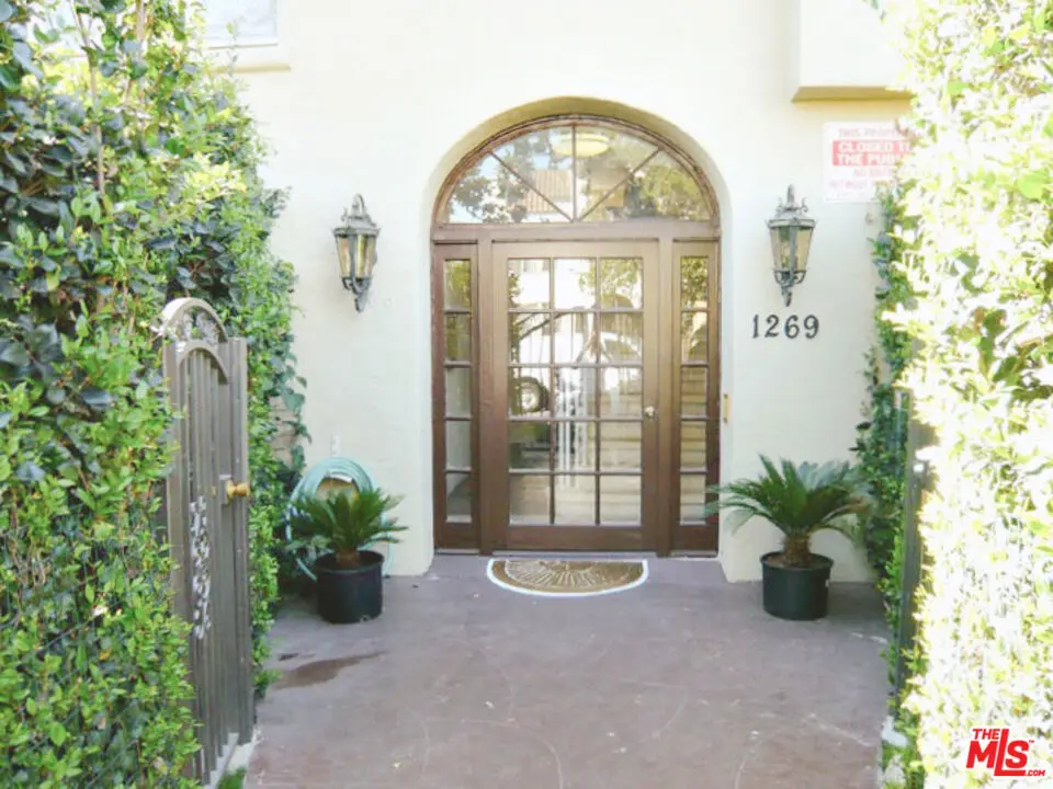 Residential Lease for rent at 1269 S Citrus Avenue 8, Los Angeles, Los Angeles County, CA featuring 2 beds and 1 bath