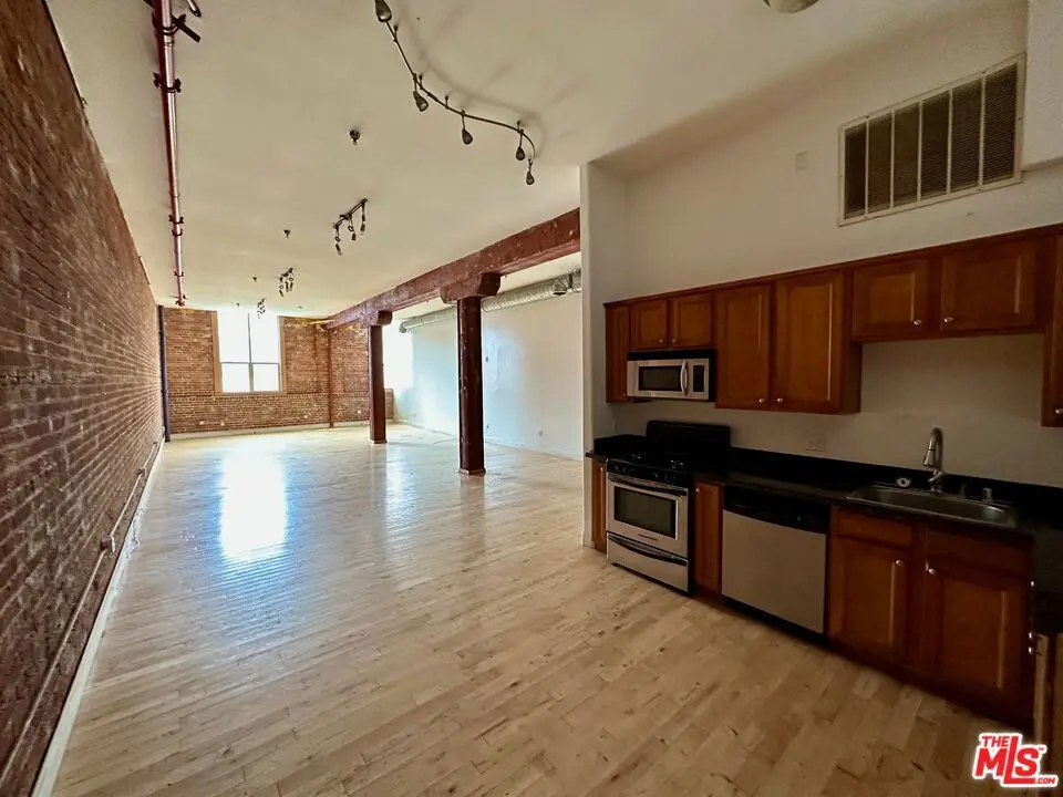 Residential Lease for rent at 726 S Santa Fe Avenue 202, Los Angeles, Los Angeles County, CA featuring 1 bed and 1 bath