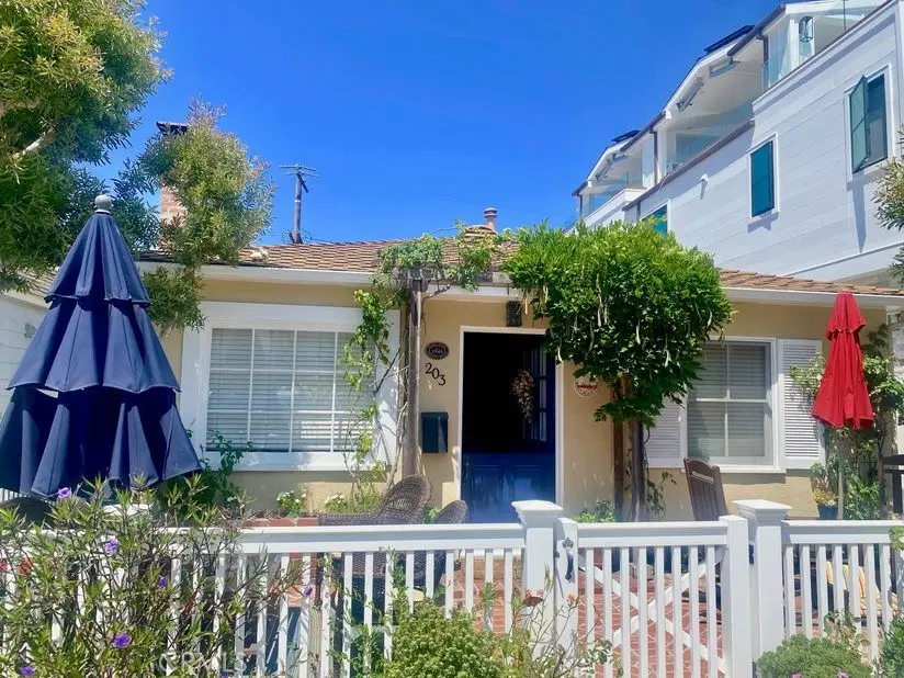 Single Family Residence for rent at 203 Amethyst Avenue, Newport Beach, CA featuring 3 beds and 3 baths
