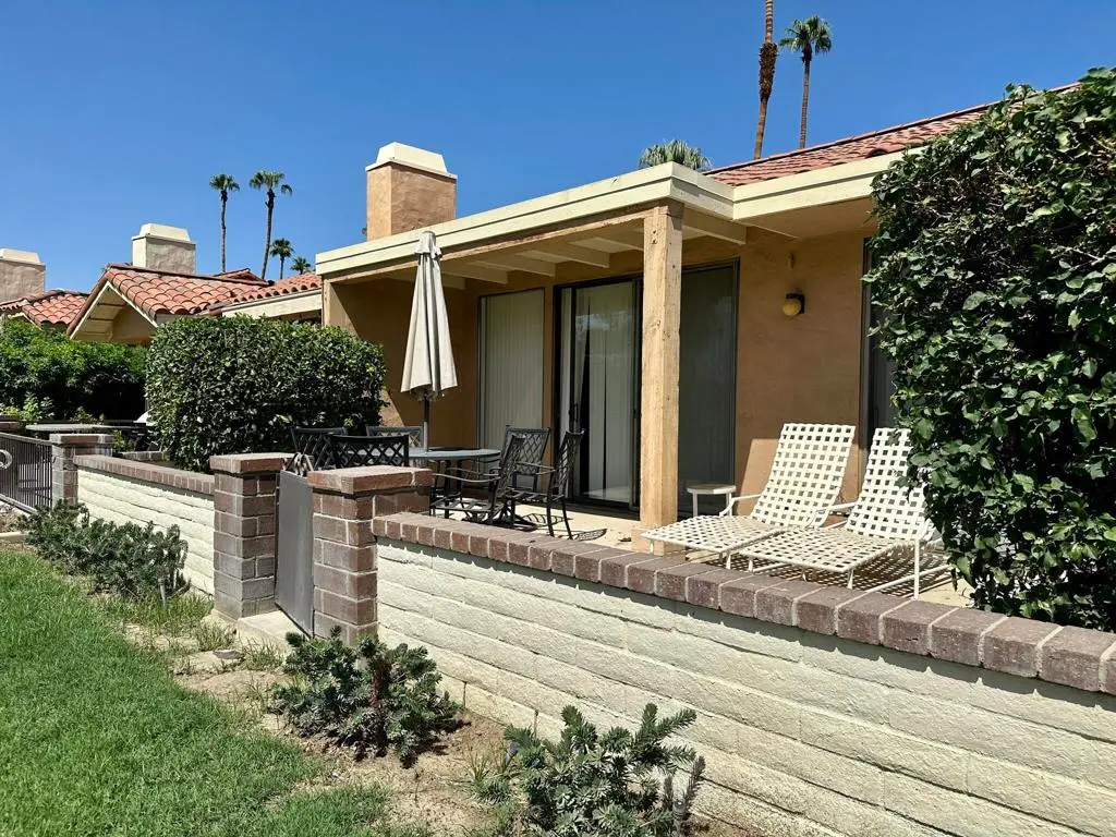Residential Lease for rent at 281 Tolosa Circle, Palm Desert, Riverside County, CA featuring 2 beds and 2 baths