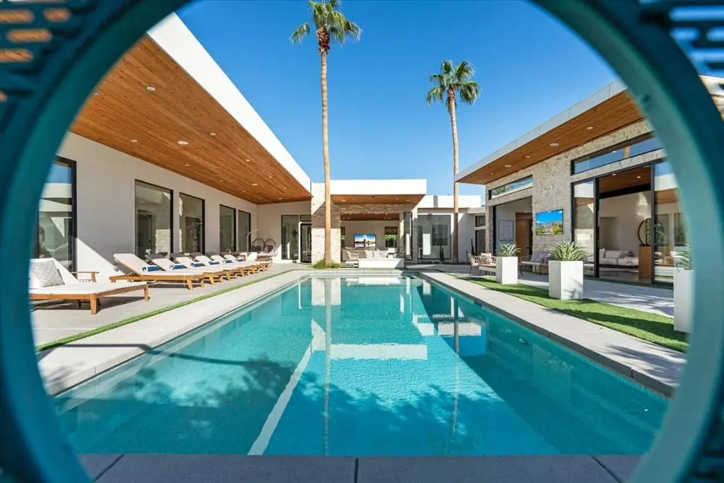 Residential Lease for rent at 524 E E Miraleste Court Court, Palm Springs, Riverside County, CA featuring 5 beds and 6 baths
