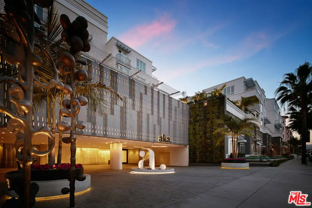 Residential Lease for rent at 155 N Crescent Drive 1BRTH, Beverly Hills, Los Angeles County, CA featuring 1 bed and 2 baths