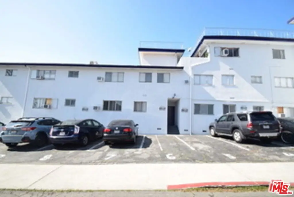 Residential Lease for rent at 1940 Carmen Avenue PENTHOUSE, Los Angeles, Los Angeles County, CA featuring 2 beds and 2 baths