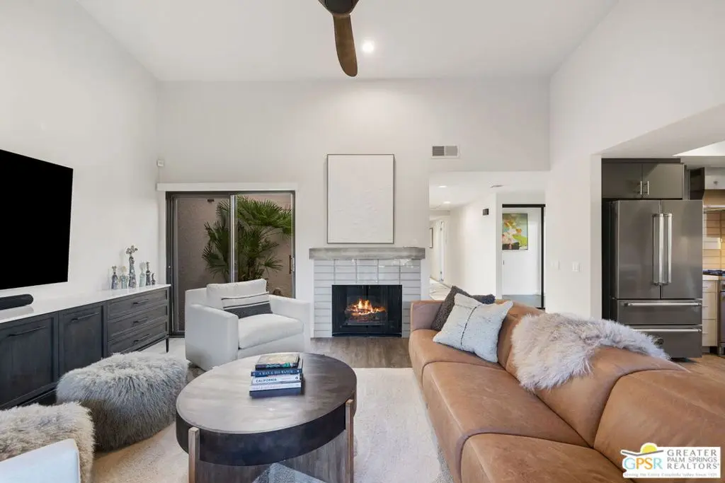Residential Lease for rent at 300 E Tiffany Circle, Palm Springs, Riverside County, CA featuring 3 beds and 2 baths