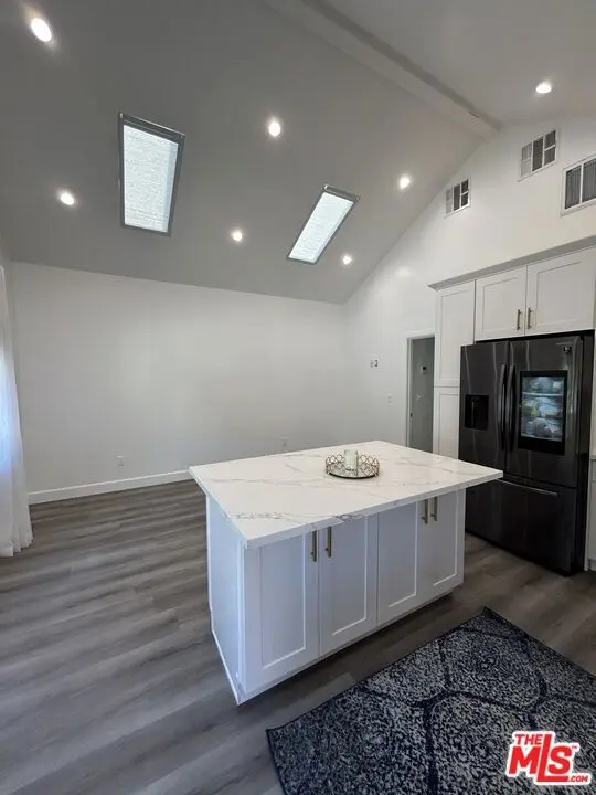 Residential Lease for rent at 1611 Bel Aire Drive, Glendale, Los Angeles County, CA featuring 1 bed and 1 bath