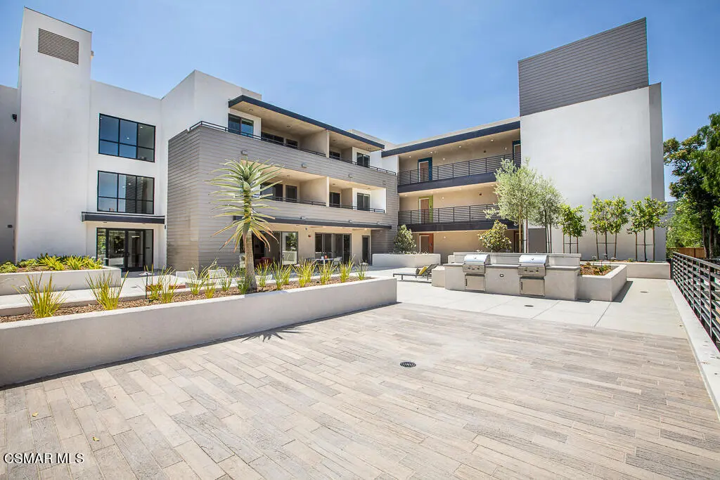 Residential Lease for rent at 77 Conejo School Road 208, Thousand Oaks, CA featuring 2 beds and 2 baths