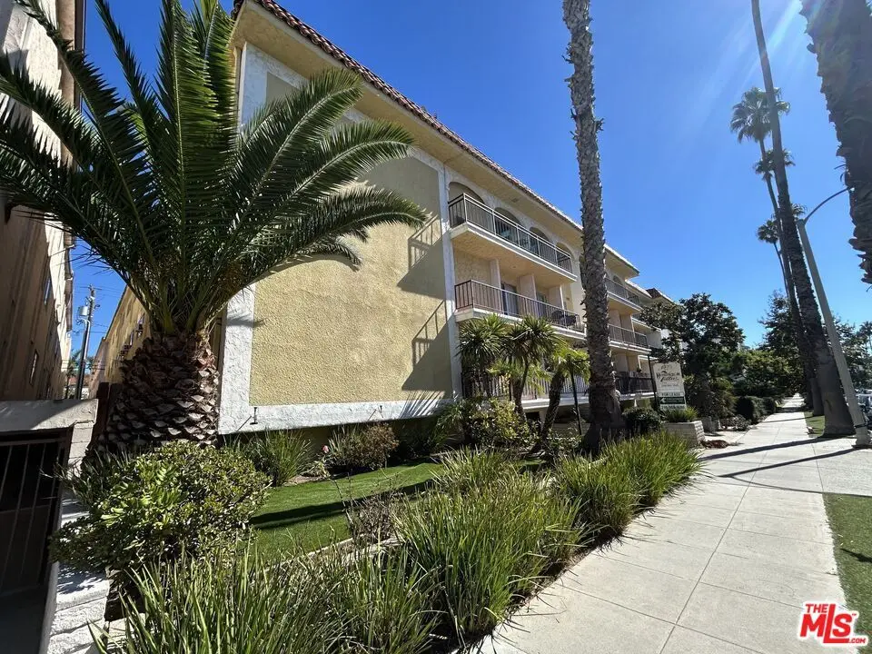 Residential Lease for rent at 1033 6TH Street 203, Santa Monica, Los Angeles County, CA featuring 3 beds and 2 baths