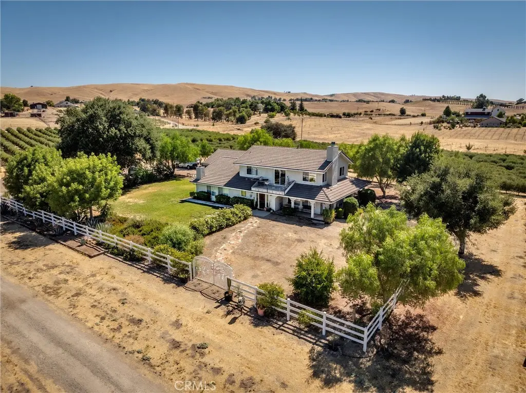 Single Family Residence for sale at 5055 Rancho La Loma Linda Drive, Paso Robles, CA featuring 3 beds and 3 baths