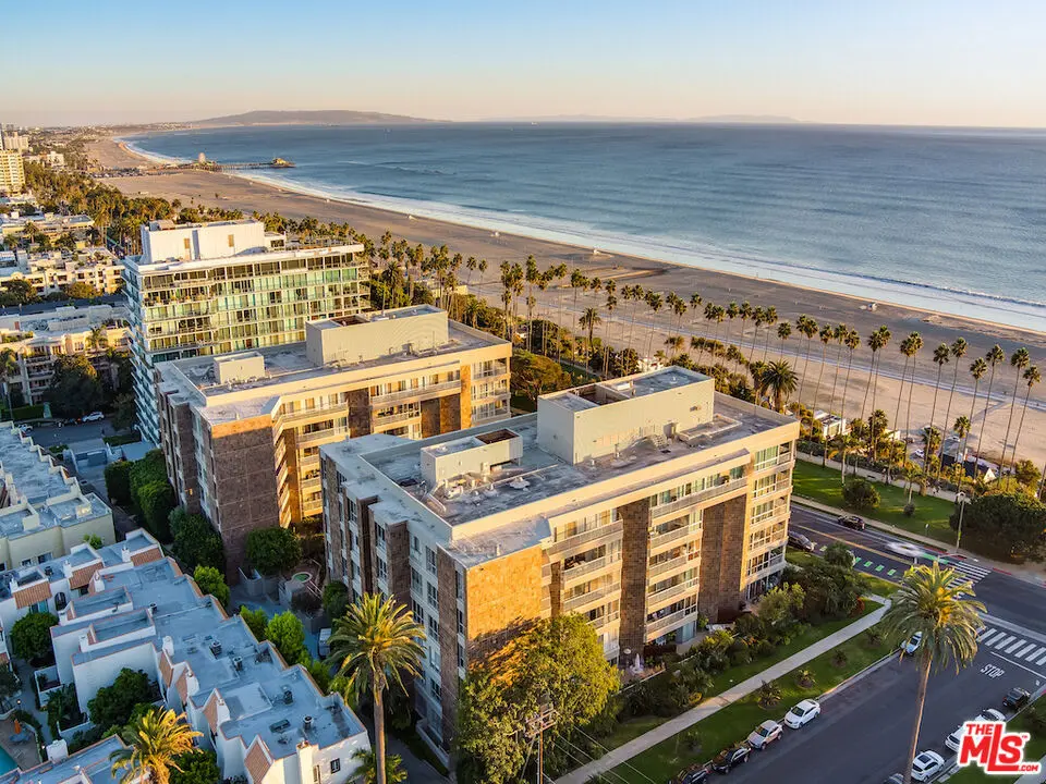 Residential Lease for rent at 515 OCEAN Avenue SPHB, Santa Monica, Los Angeles County, CA featuring 2 beds and 4 baths