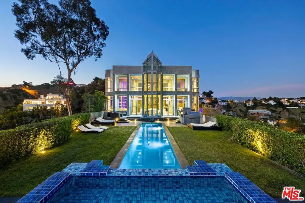 Residential Lease for rent at 2260 Sunset Plaza Drive, Los Angeles, Los Angeles County, CA featuring 7 beds and 9 baths