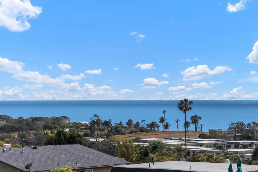 Residential Lease for rent at 640 W Solana Circle 11, Solana Beach, San Diego County, CA featuring 2 beds and 2 baths